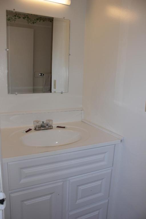 Flagship Motorcourt Motel Hampton Room photo